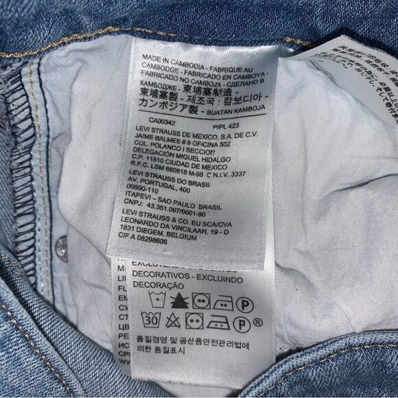 Levi’s Jeans Women’s Size 32 Light Wash Denim 712 Slim Mid-Rise Distressed Hem - Picture 11 of 12